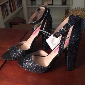 Brand new Betsy Johnson block heels💋